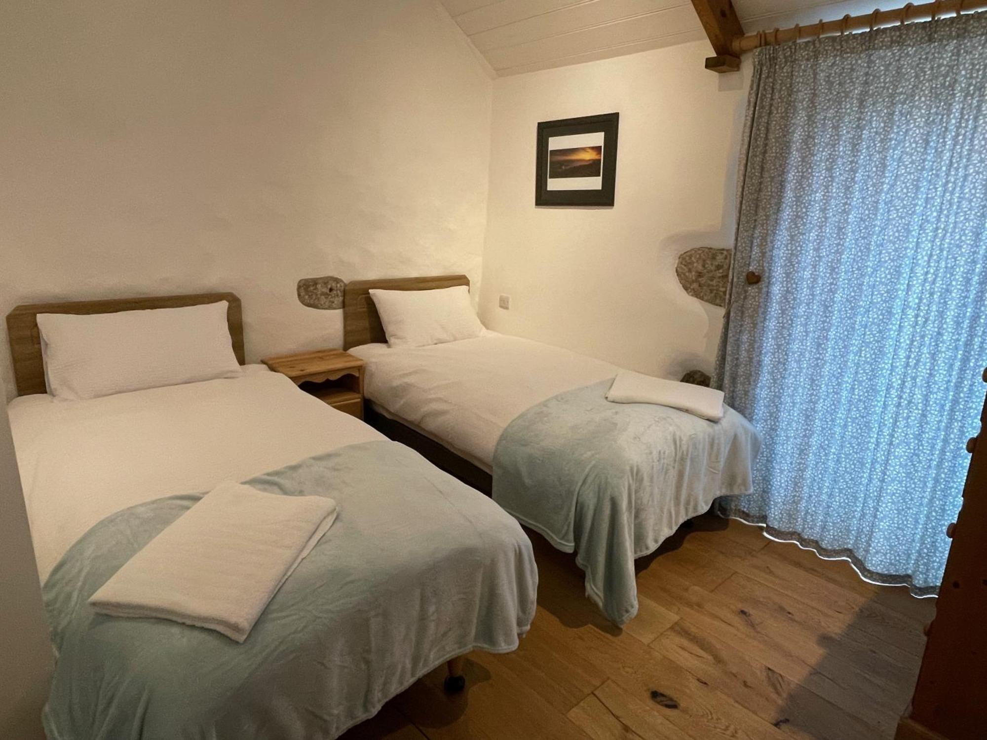 Trengothal Barn Apartment Porthcurno Exterior foto